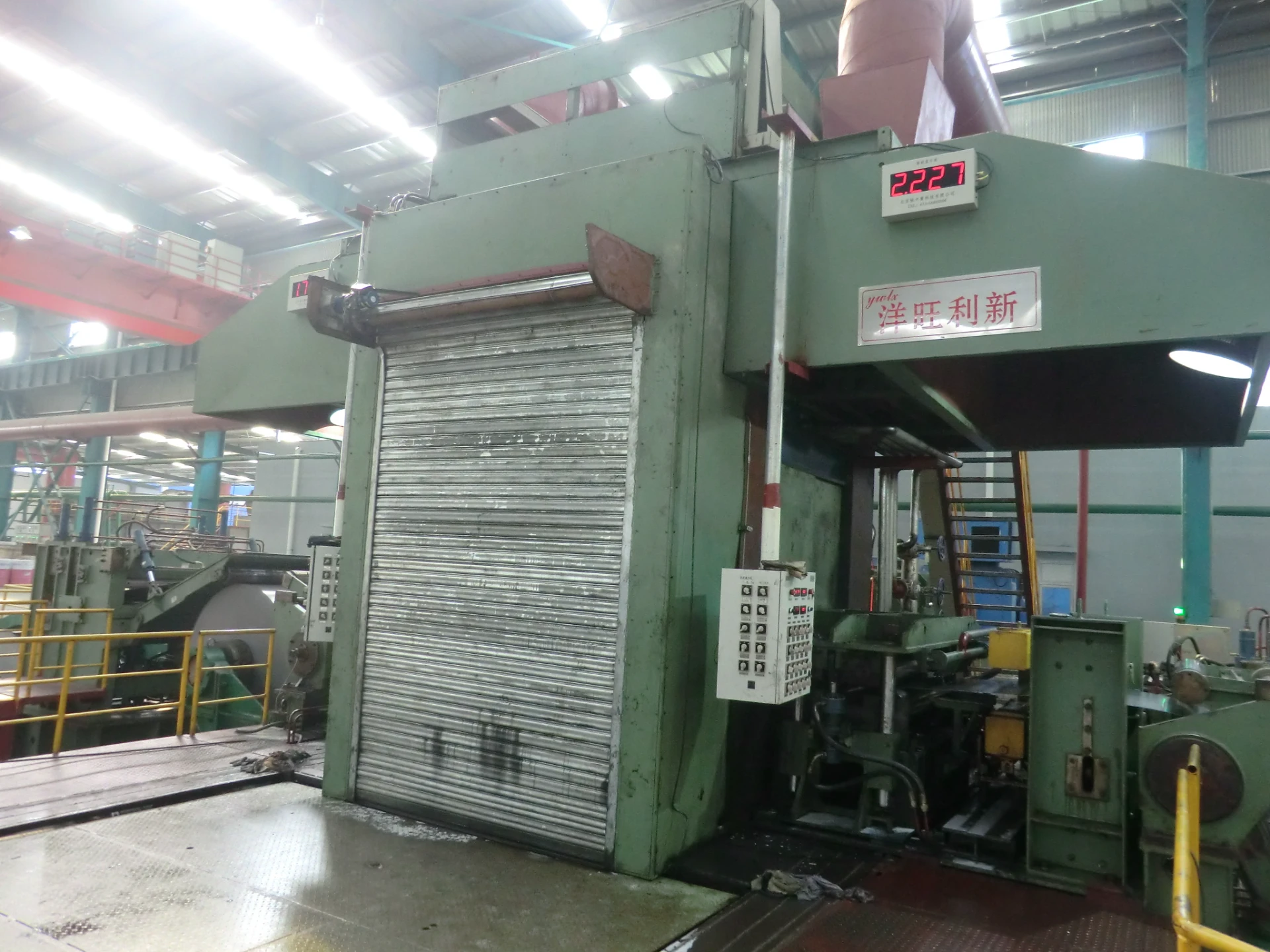 What are the main differences between Reversible rolling mills and Tandem rolling mills?